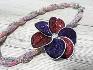 Collana tubolare intrecciato multicolor con fiore indaco e rosso scarlatto