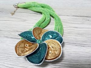 Collana tubolare verde chiaro con fiore oro e verde