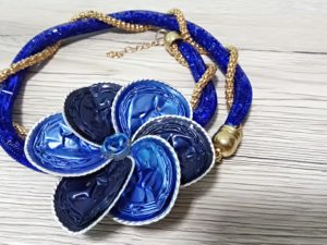 Collana tubolare intrecciato blu scuro con fiore blu di persia e blu acciaio